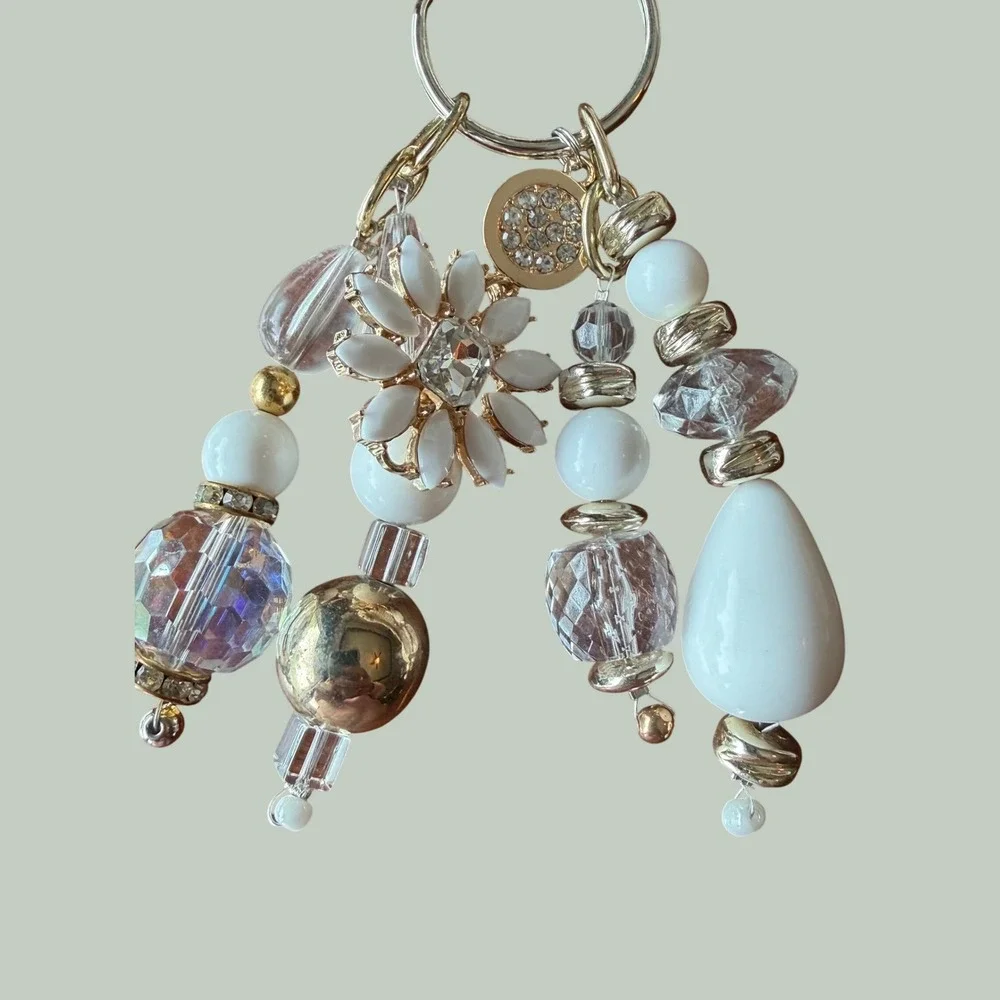 White Daisy Beaded Bag Charm Keychain Gold Tone Crystal Flower Accessory 6 Inch